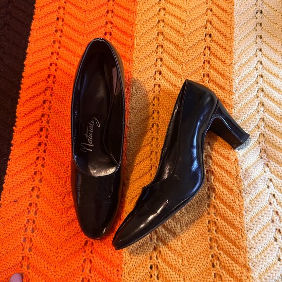 1960s Naturalizer black patent leather pumps with block heel! - Picture 7 of 12